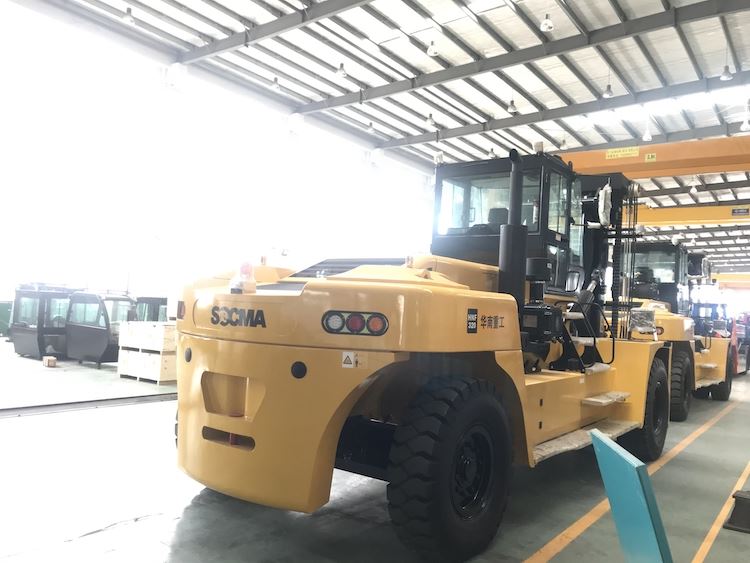 32 TON FORKLIFT 2
