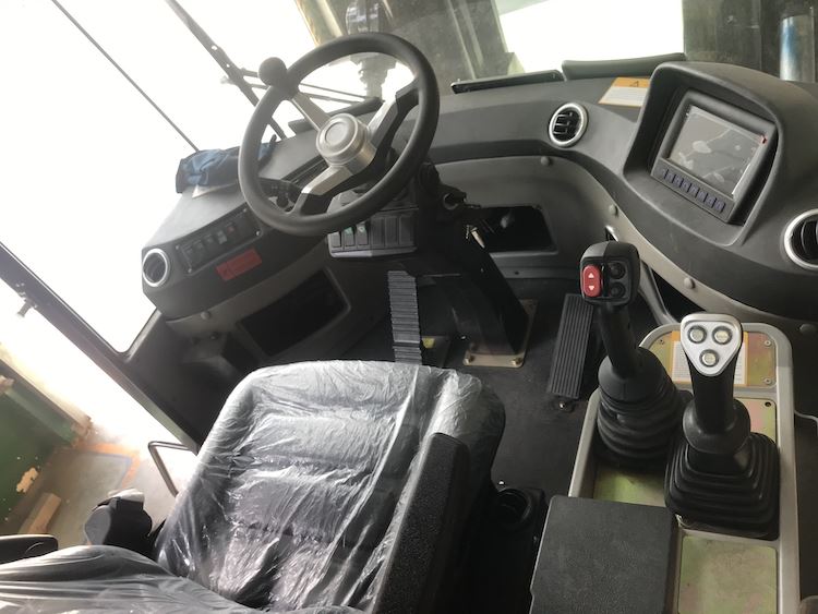 32 TON FORKLIFT 7